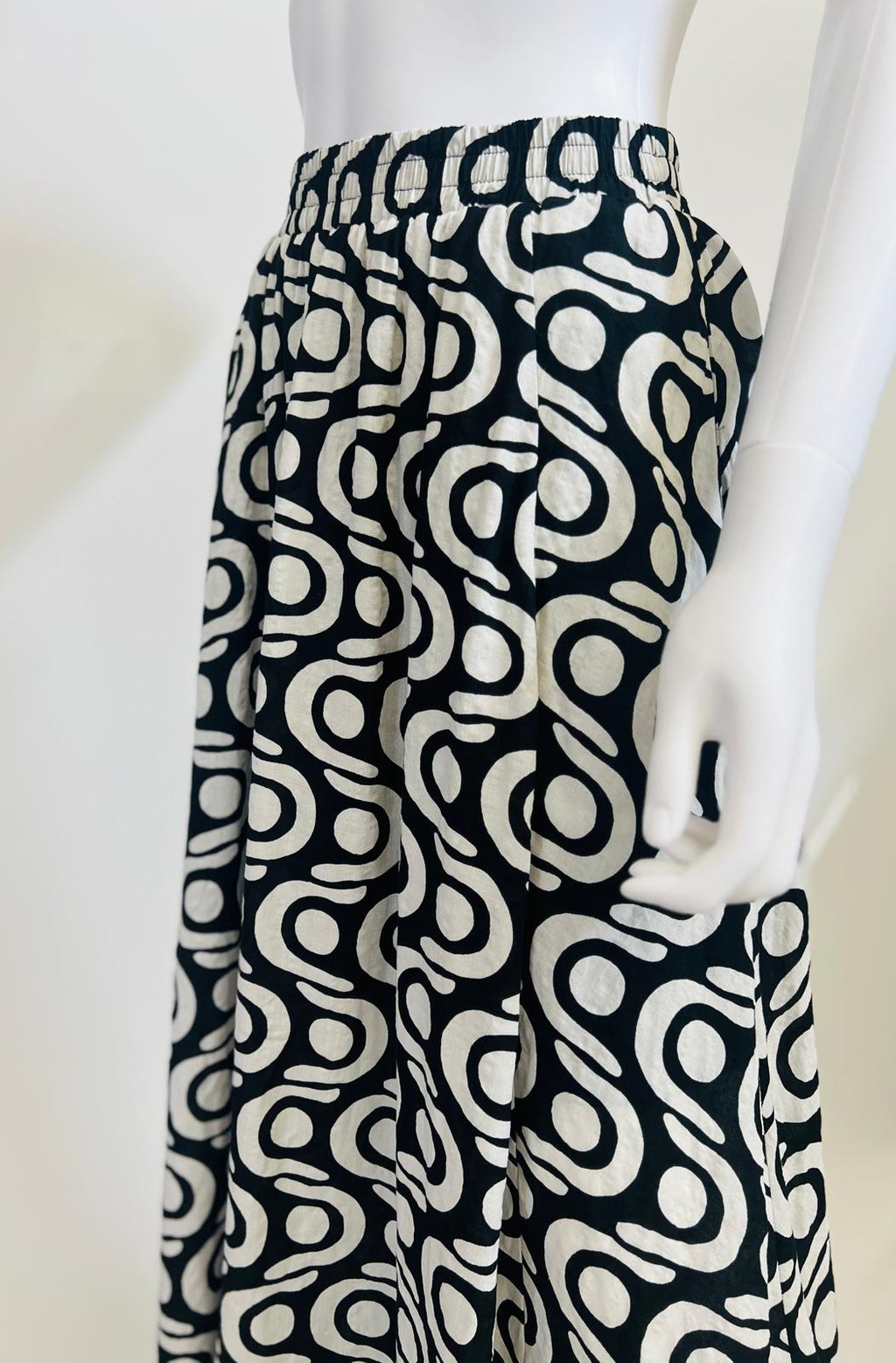 Maddie - Patterned Midi Skirt - Black/White